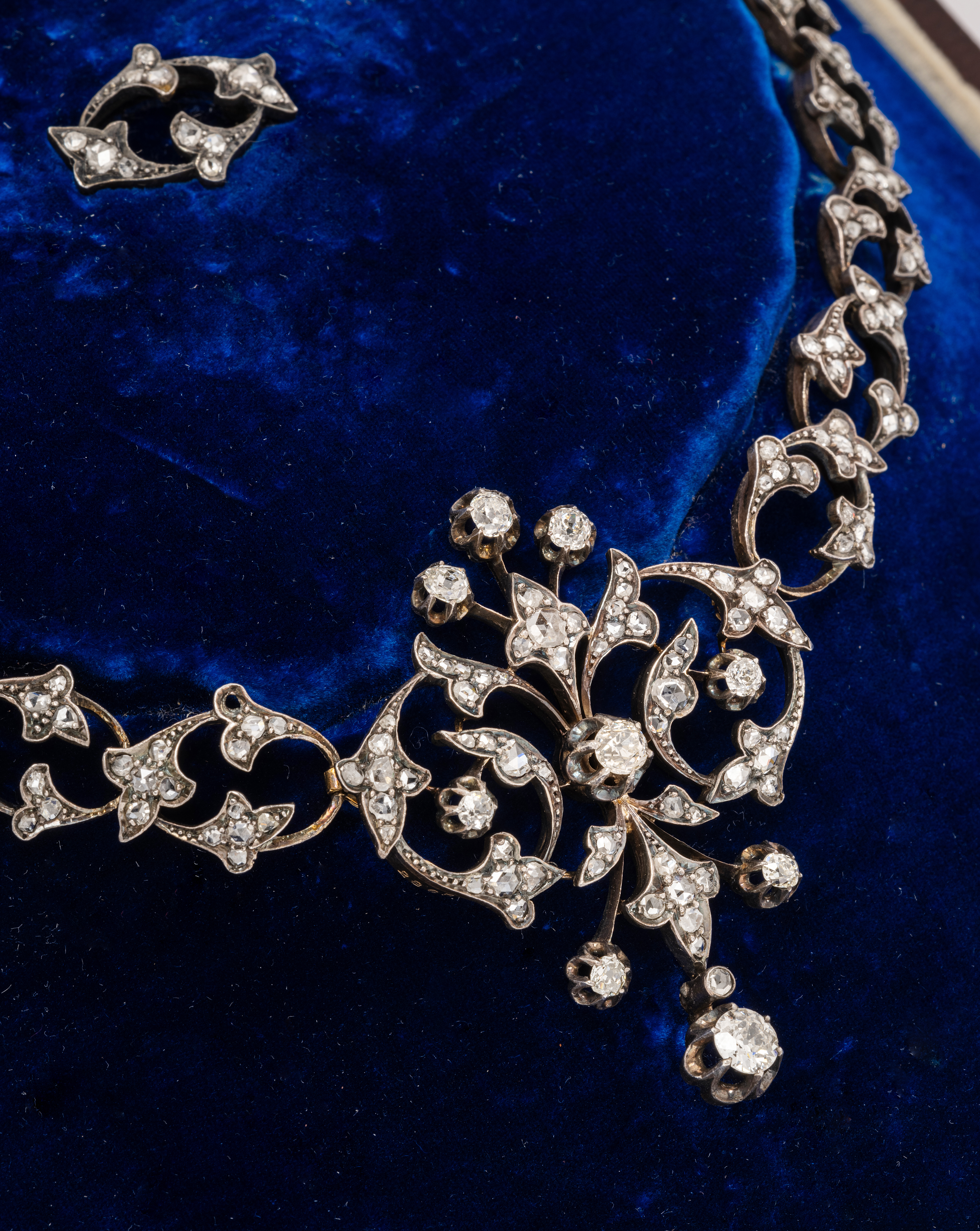 Lot 16 : NOURY Collier à transformation en argent et en or 18K ponctué de diamants taillés en roses, centré d'un fleuron amovible orné de diamants taille ancienne et taillés en roses. Travail français de la seconde moitié du XIXe siècle.